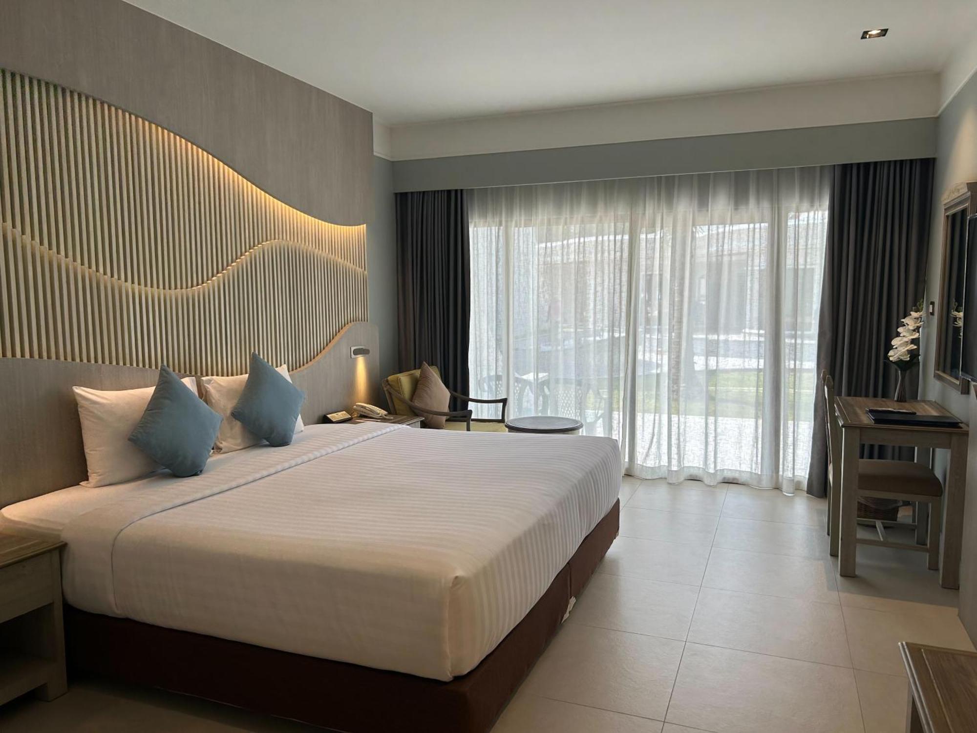 Amora Beach Resort Phuket Bangtau-part Kültér fotó